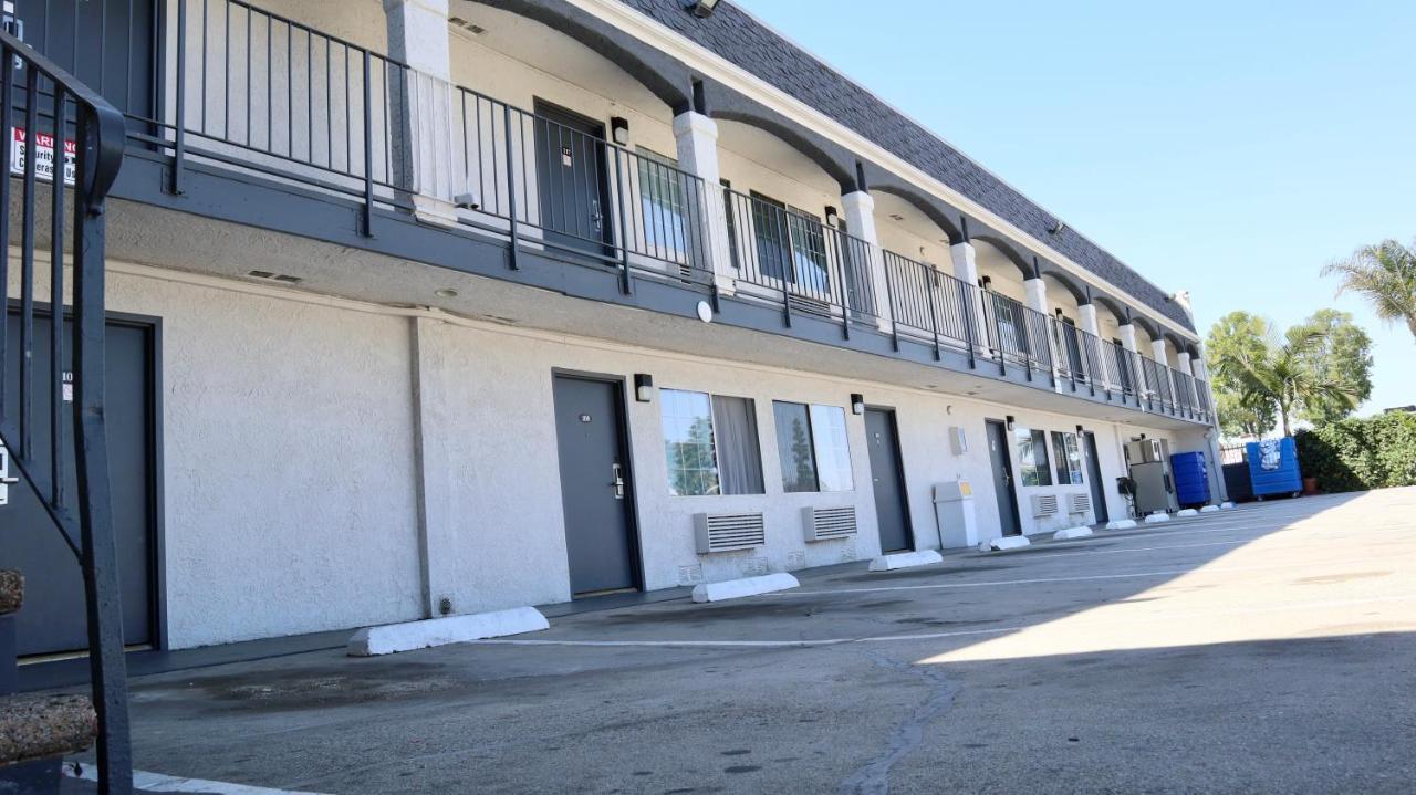Value Inn Bellflower Bagian luar foto