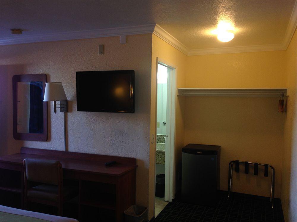 Value Inn Bellflower Bagian luar foto