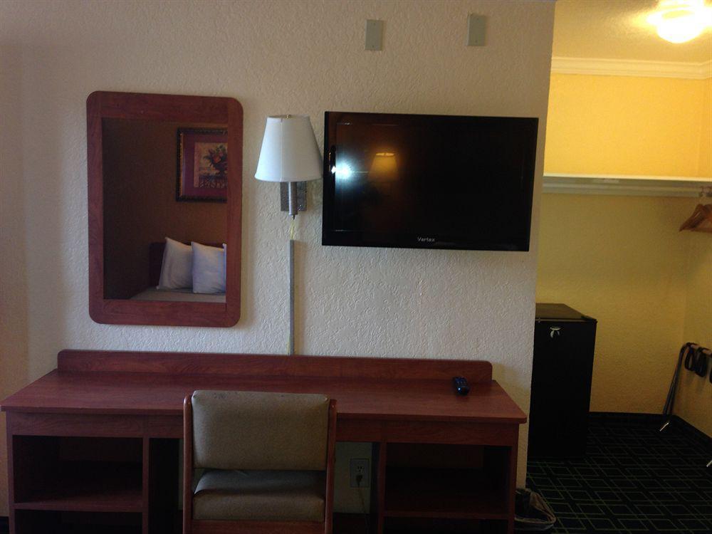 Value Inn Bellflower Bagian luar foto