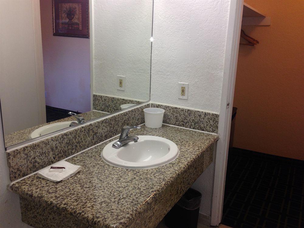 Value Inn Bellflower Bagian luar foto