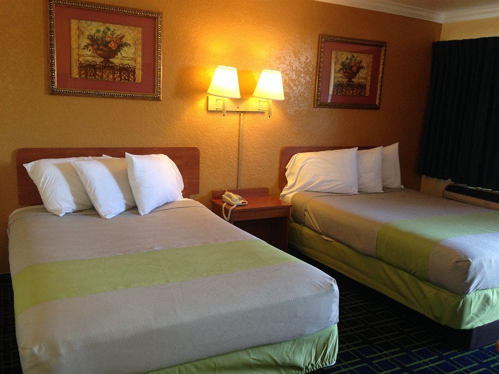 Value Inn Bellflower Bagian luar foto