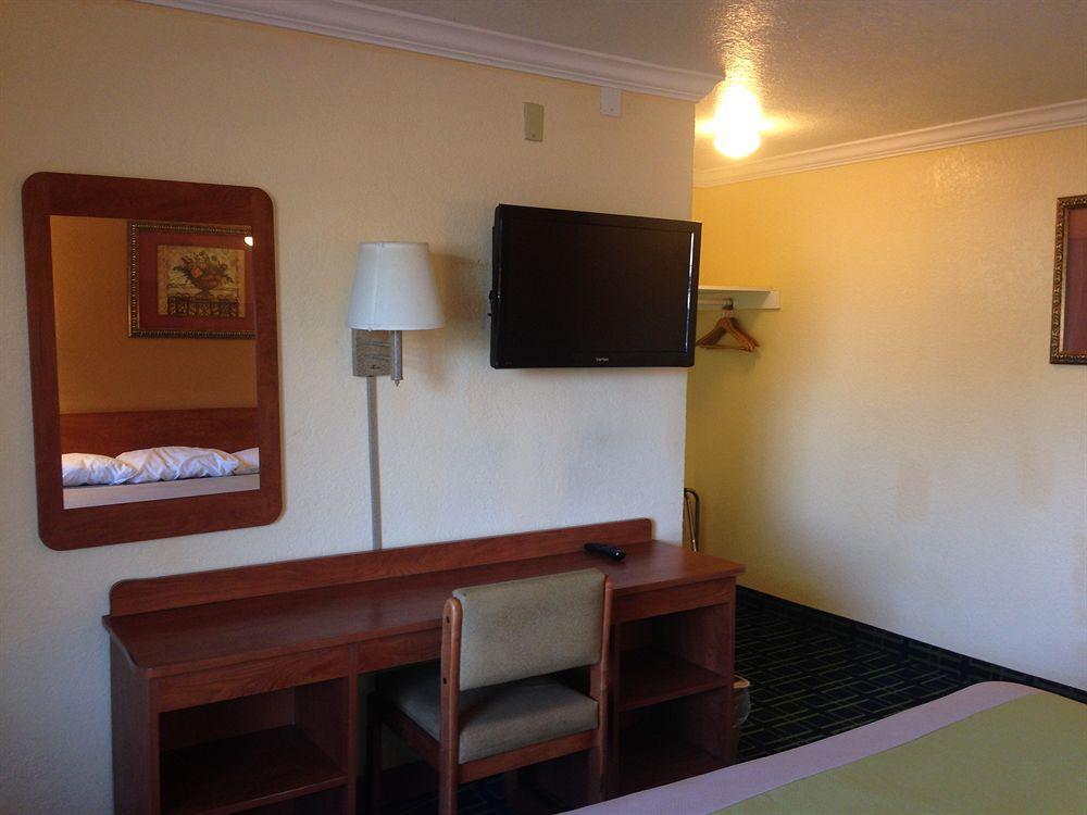 Value Inn Bellflower Bagian luar foto