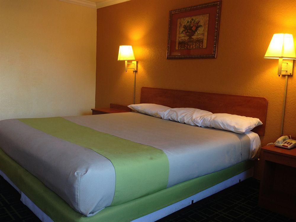 Value Inn Bellflower Bagian luar foto
