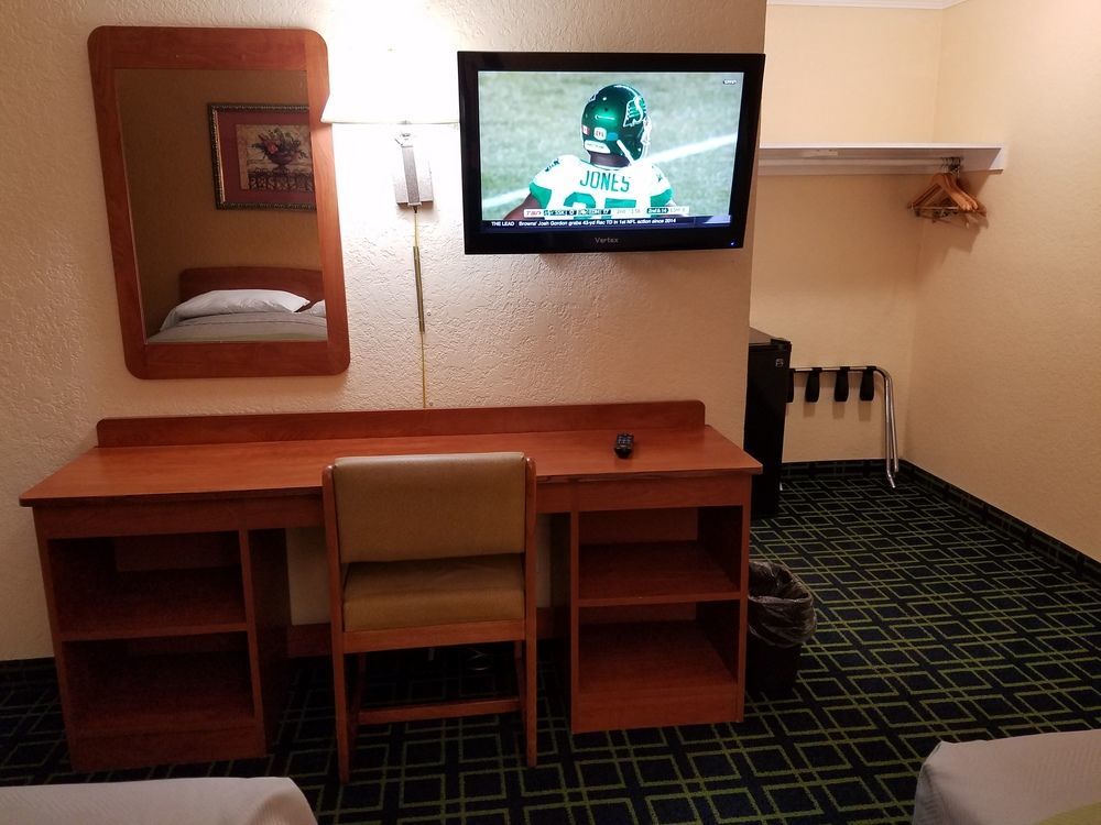 Value Inn Bellflower Bagian luar foto