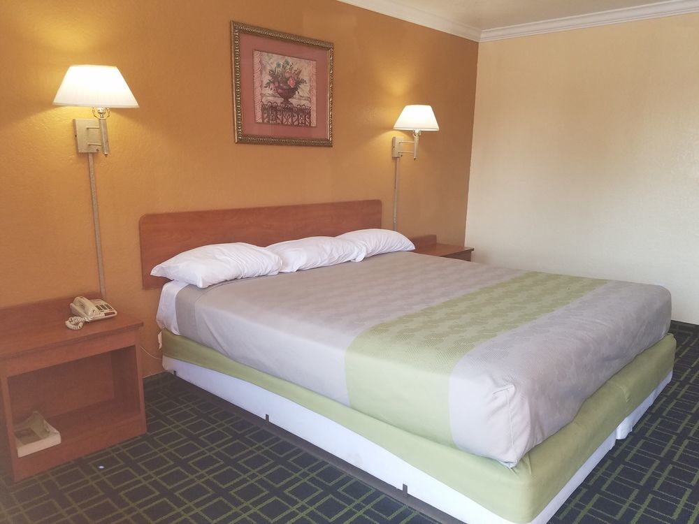 Value Inn Bellflower Bagian luar foto