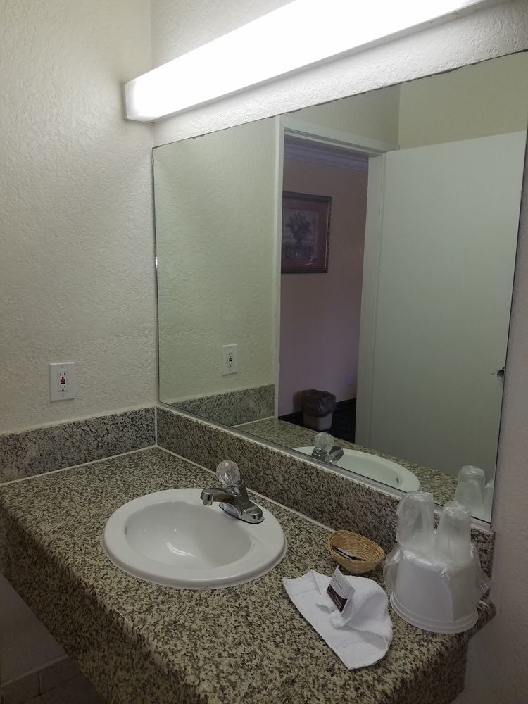 Value Inn Bellflower Bagian luar foto