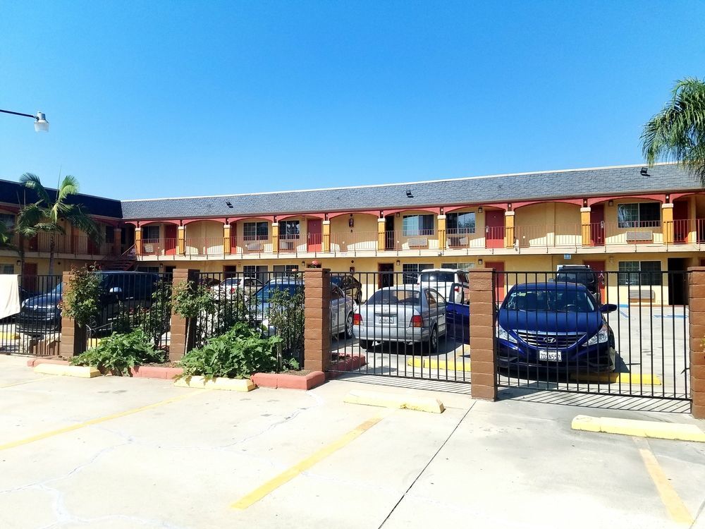 Value Inn Bellflower Bagian luar foto
